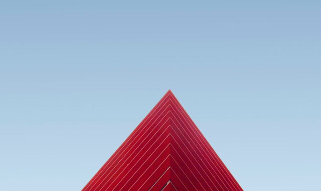 Moderne rote Architektur vor blauem Himmel